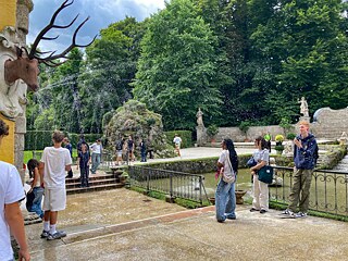 Jugendliche bei den Wasserspielen im Schloss Hellbrunn
