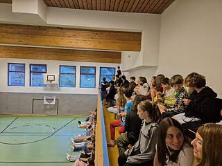 Jugendliche in einer Sporthalle