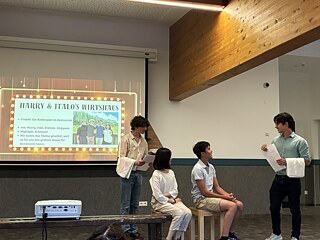 Jugendliche bei einer Präsentation