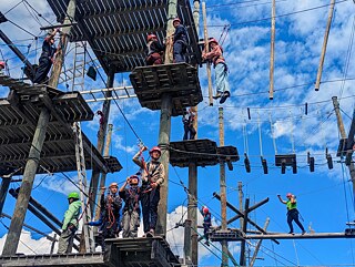 Jugendliche im Hochseilgarten