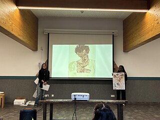 Jugendliche bei einer Präsentation