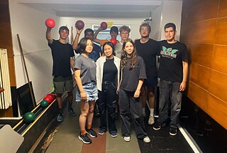 Jugendliche beim Kegeln