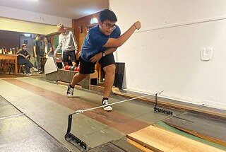 Jugendliche beim Kegeln