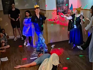 Jugendliche stellen das Märchen „Schneewittchen“ dar.