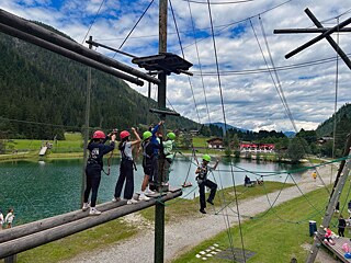 Jugendliche im Hochseilgarten