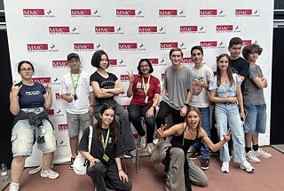 Jugendliche vor einer Werbewand in einem TV-Studio