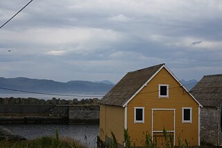 Chata z norského pobřeží, typicky v zářivých barvách.