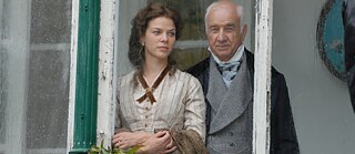 Eine Frau und ein Mann an einem Fenster