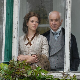 Eine Frau und ein Mann an einem Fenster