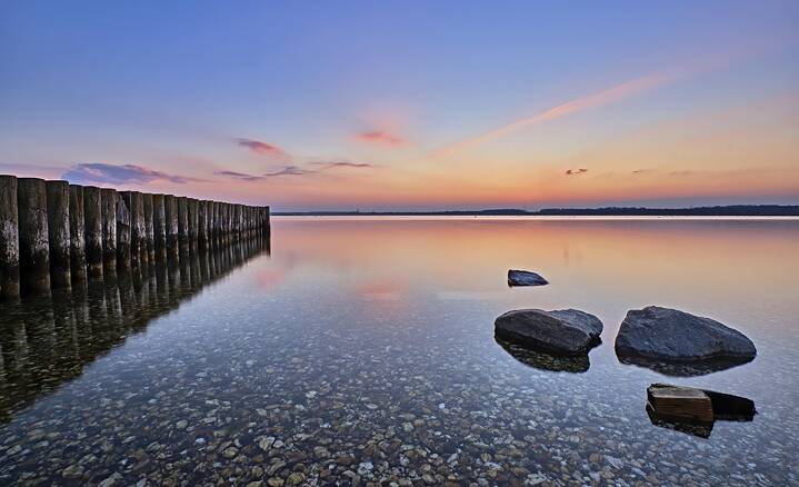 Sonnenuntergang am Nordstrand des Cospudener Sees in Markkleeberg bei Leipzig.