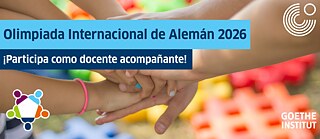 Mehrere Kinderhände liegen übereinander und symbolisieren Gemeinschaft und Zusammenhalt.