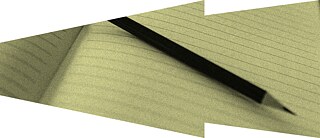 Bleistift auf liniertem Notizbuch in Sepiaton, aus Winkelansicht, als Hinweis auf Kulturkritik.