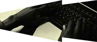 Eine Person hält eine Kamera in Aufnahmehaltung, im Sepiaton, und verkörpert die Welt des Fotojournalismus.