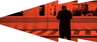 Person auf einem Bahnsteig mit vorbeifahrendem Zug in Rottönen – Symbol für grenzüberschreitenden Journalismus.