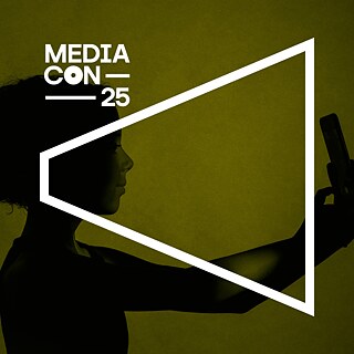 Person macht ein Selfie mit dem Smartphone, in gelblichem Ton, als Symbol für die Bedeutung von Medienkompetenz im digitalen Zeitalter.