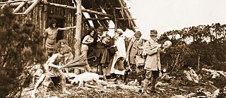 Showing what life was once like: a reconstructed pile dwelling in around 1919/1920. Professor R. R. Schmidt, director of the Tübingen Institute of Prehistory, can be seen on the right, while the man in the middle wearing a hat is the excavator and later museum director Dr H. Reinerth.