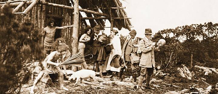 Showing what life was once like: a reconstructed pile dwelling in around 1919/1920. Professor R. R. Schmidt, director of the Tübingen Institute of Prehistory, can be seen on the right, while the man in the middle wearing a hat is the excavator and later museum director Dr H. Reinerth.