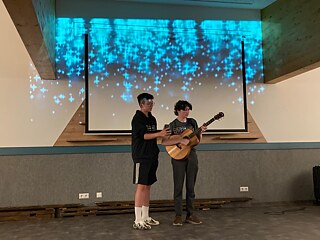 Jugendliche spielen Gitarre.