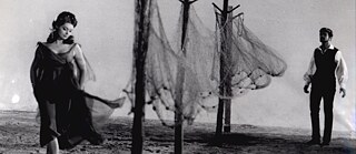 Eine Frau und ein Mann und Netze, die trocknen