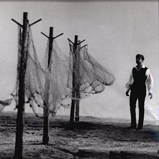 Eine Frau und ein Mann und Netze, die trocknen