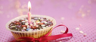 Geburtstagstörtchen mit roter Schleife