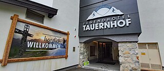 Herzlich Willkommen im Jugendhotel Tauernhof; Eingang Jugendhotel Tauernhof