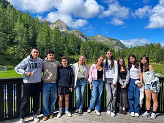 Gruppenbild vor alpenländischem Hintergrund