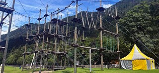 Ein Hochseilgarten und ein Zirkuszelt