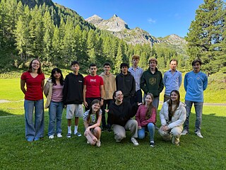 Gruppenbild vor alpenländischem Hintergrund