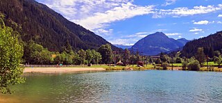 Winkler Badesee, im Hintergrund ein Hochseilgarten
