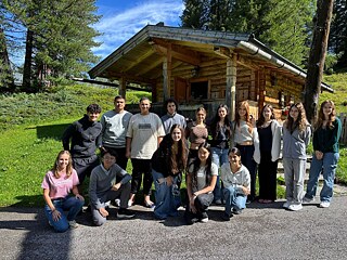 Gruppenbild vor alpenländischem Hintergrund