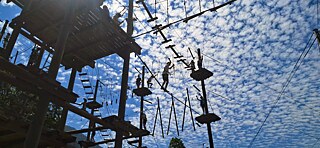 Jugendliche im Klettergarten