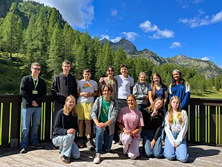 Gruppenbild vor alpenländischem Hintergrund