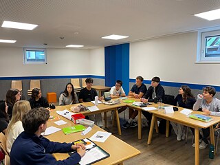 Jugendliche im Klassenzimmer