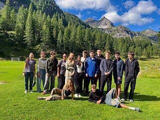 Gruppenbild vor alpenländischem Hintergrund
