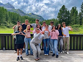 Gruppenbild vor alpenländischem Hintergrund