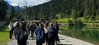 Jugendliche auf dem Weg zum Hochseilgarten