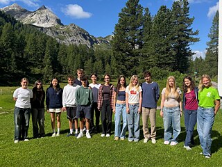 Gruppenbild vor alpenländischem Hintergrund