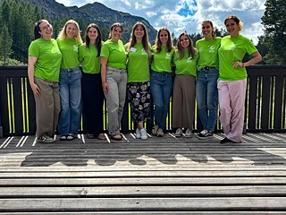 Junge Frauen auf einer Holzterrasse