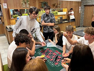 Jugendliche spielen Roulette.