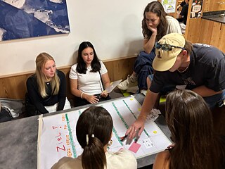 Jugendliche spielen Karten.