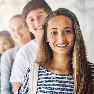 Jugendliche schauen in die Kamera