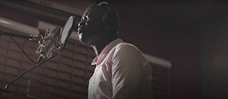 Mohamed Adam singend bei einem Auftritt