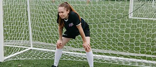Frauenfußball: Mädchen steht im Tor
