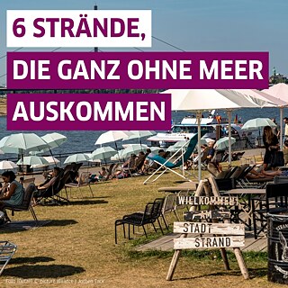 Sonnenliegen und Sonnenschirme am Ufer eines Flusses. Ein Schild mit der Aufschrift "Willkommen am Stadtstrand"