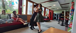 Die Betreuer*innen überraschten die Jugendlichen mit Tänzen am Morgen auf dem Flur.