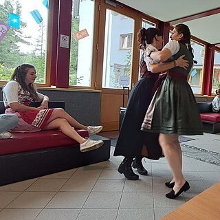 Die Betreuer*innen überraschten die Jugendlichen mit Tänzen am Morgen auf dem Flur.