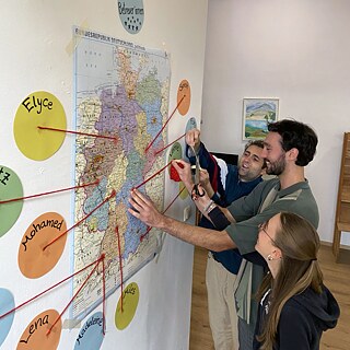 Vorbereitung: die Kursteamer*innen zeigen auf der Karte woher sie kommen.