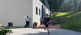 Jugendliche beim Laufdiktat