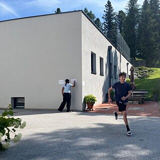 Jugendliche beim Laufdiktat